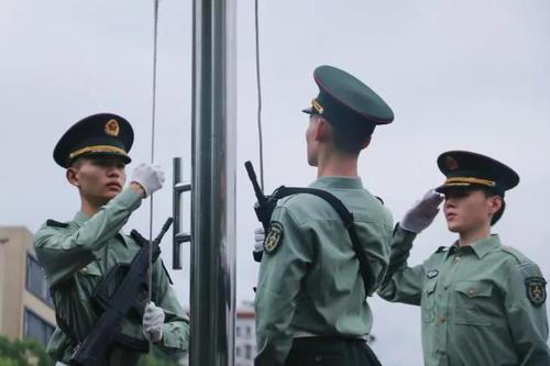升国旗敬礼