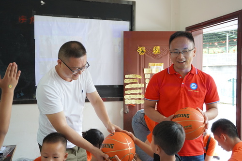 【关注与关心】杨黄江书记与何发胜书记为新桥村儿童分发体育用品
