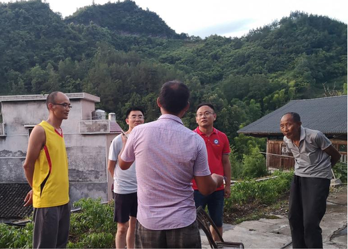 【德育】实践团成员与驻村工作组一同入户走访