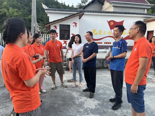 【关注与关心】邹浩副院长一行来到新桥村看望实践团成员