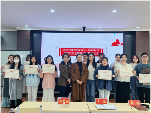 参会领导、老师为优秀朋辈辅导员们颁发荣誉证书和奖品 参会领导、老师为优秀朋辈辅导员们颁发荣誉证书和奖品