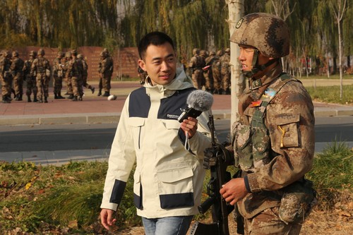 采访陆军某部战士 (2)