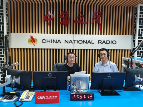 直播间工作照（左）