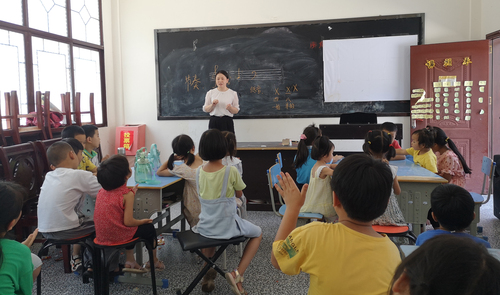 【关注与关心】学院教师为新桥村儿童进行音乐教学 【关注与关心】学院教师为新桥村儿童进行音乐教学