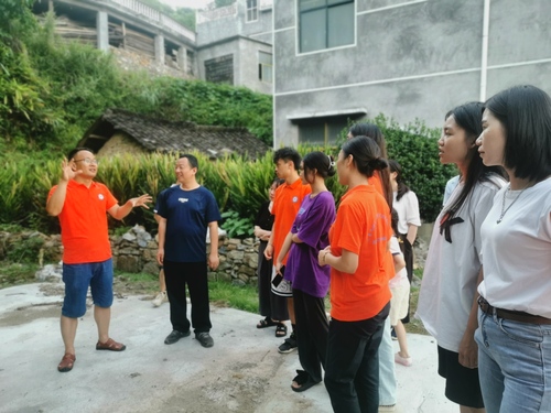 【德育】实践团成员与驻村工作组一同走访新桥村 了解新桥村新面貌 【德育】实践团成员与驻村工作组一同走访新桥村 了解新桥村新面貌