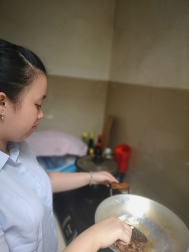 印尼籍学生吴慧美在老师的在线指导下边烹饪边学习汉语