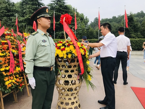 党委书记袁维坤代表学院向毛泽东铜像敬献花篮